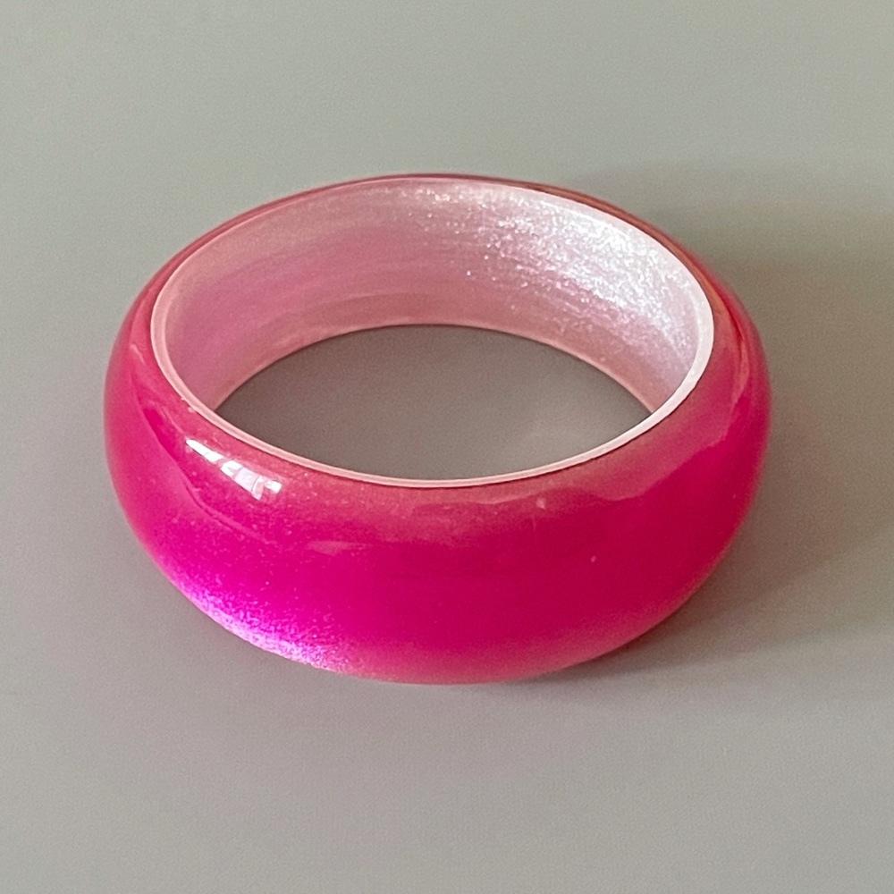 Acrylic bangle in bright fuchsia